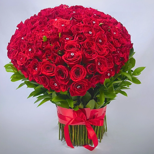 CORAZON DE 200 ROSAS EN PEDESTAL