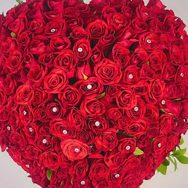 CORAZON DE 200 ROSAS EN PEDESTAL