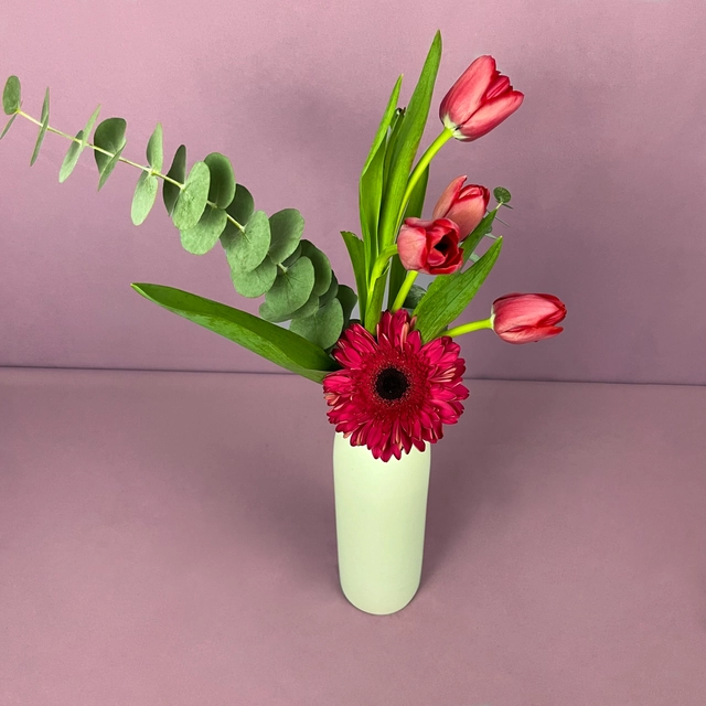 Jarrón Armonia con 4 Tulipanes y Gerbera