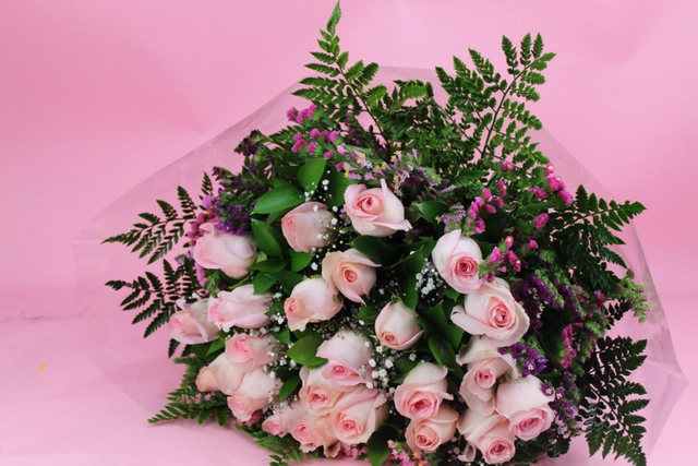 Bouquet Con 24 Rosas Y Follaje