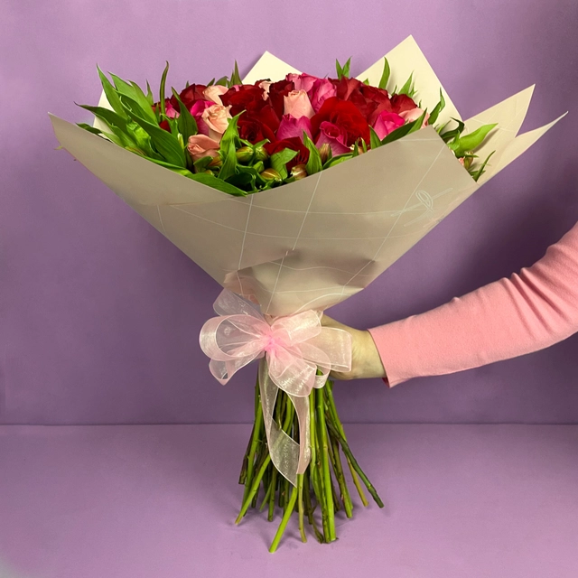 Ramo con 45 Rosas Rojas, Rosas y Astromelia