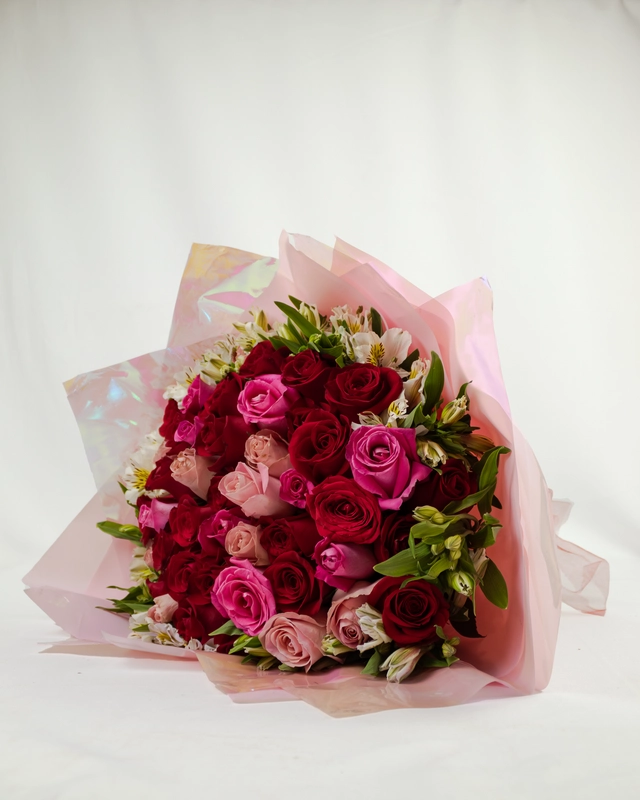 Ramo con 45 Rosas Rojas, Rosas y Astromelia