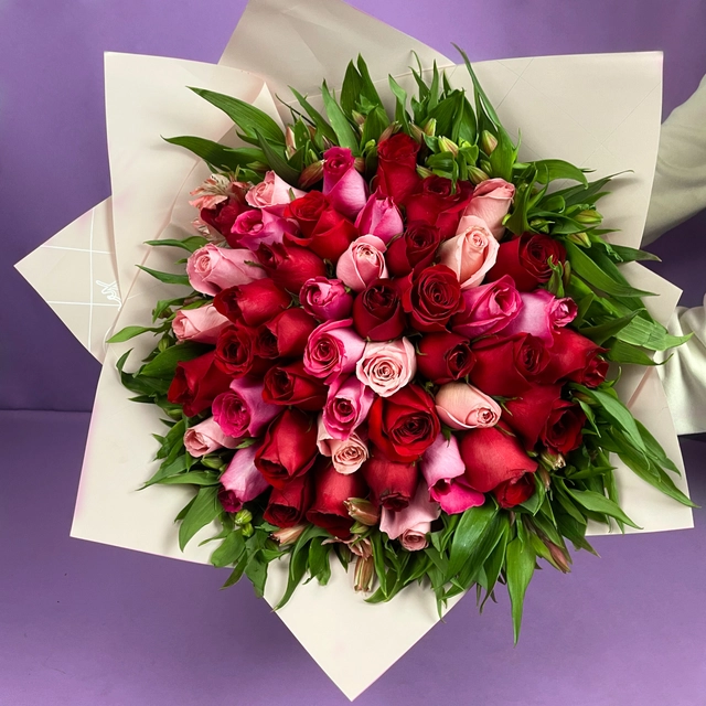 Ramo con 45 Rosas Rojas, Rosas y Astromelia