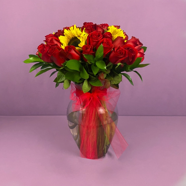 Jarrón con 50 Rosas Rojas y 4 Girasoles