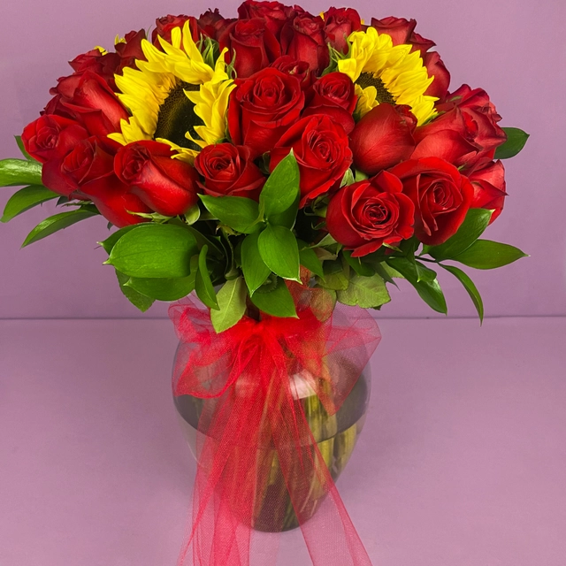 Jarrón con 50 Rosas Rojas y 4 Girasoles