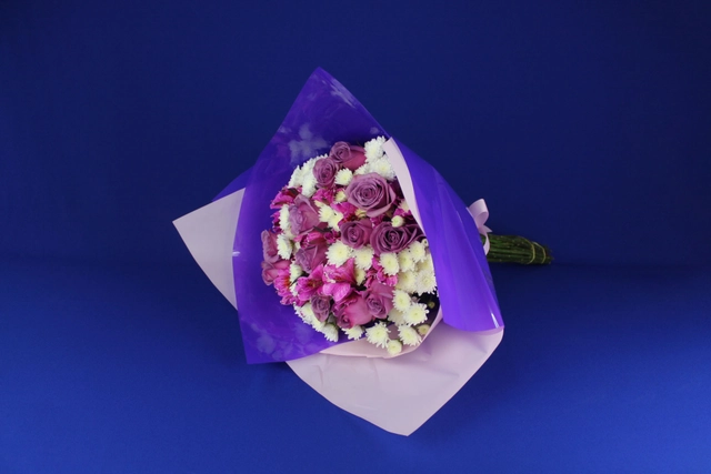 Ramo de 24 Rosas y Alstromerias Fucsia con Argentina