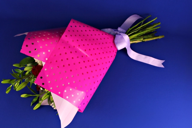 Ramo con 12 Rosas, Lilys, Alstromerias y Follaje