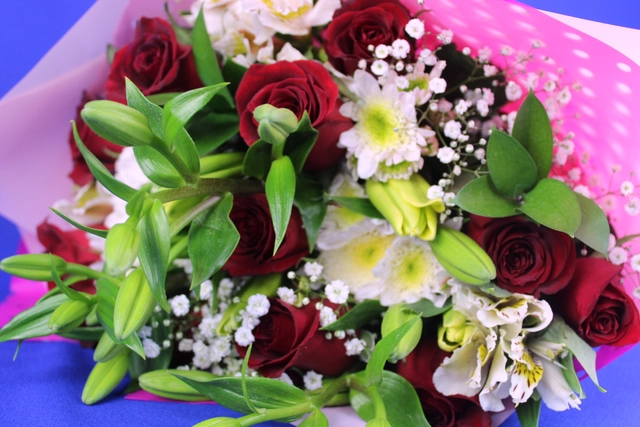 Ramo con 12 Rosas, Lilys, Alstromerias y Follaje