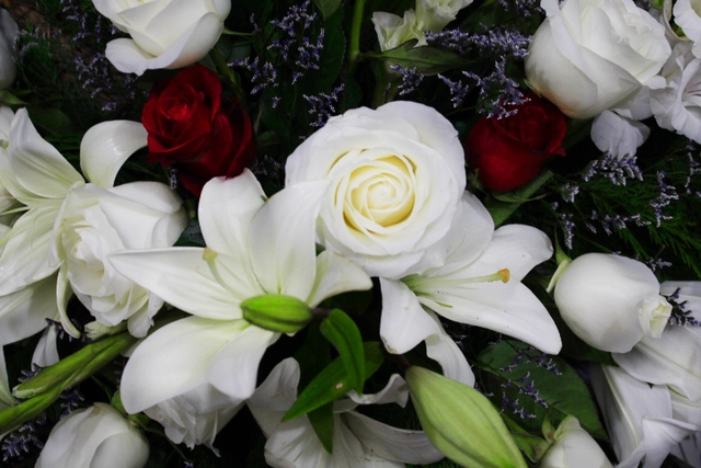 Corona con Rosa Blanca y Rosa Roja