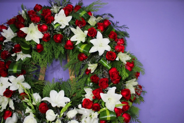 Corona con Rosa Blanca y Rosa Roja