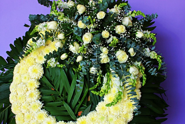 Corona Fúnebre Perrito Blanco