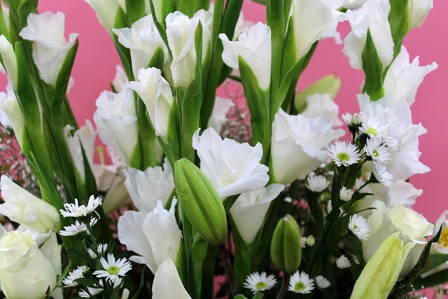 Pirámide de flores blancas