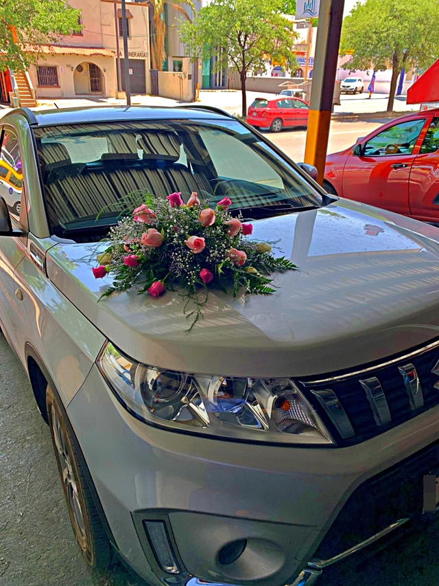 Arreglo para Auto con Rosa Hermosa y puertas