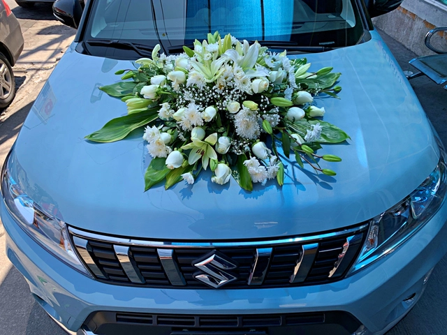 Arreglo para Auto, Rosas y Margarita Blancas