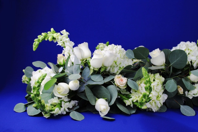 Jardinera 1 M con Hortensias y Rosas Blancas