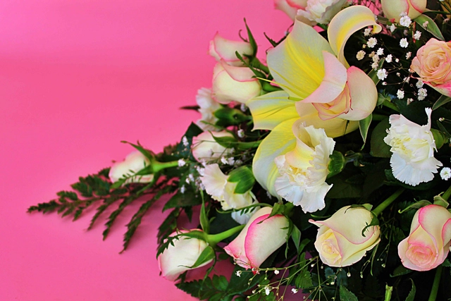 Arreglo floral con lilis y rosas