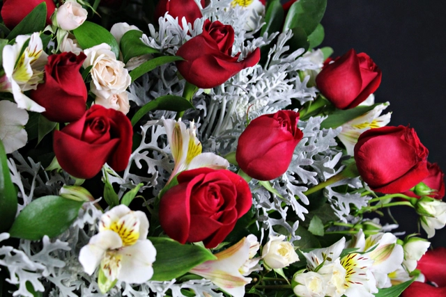 100 Rosas en Jarrón de Cerámica