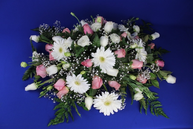 Centro de Mesa con Rosa Hermosa, Gerbera Blanca y Rosa Blanca