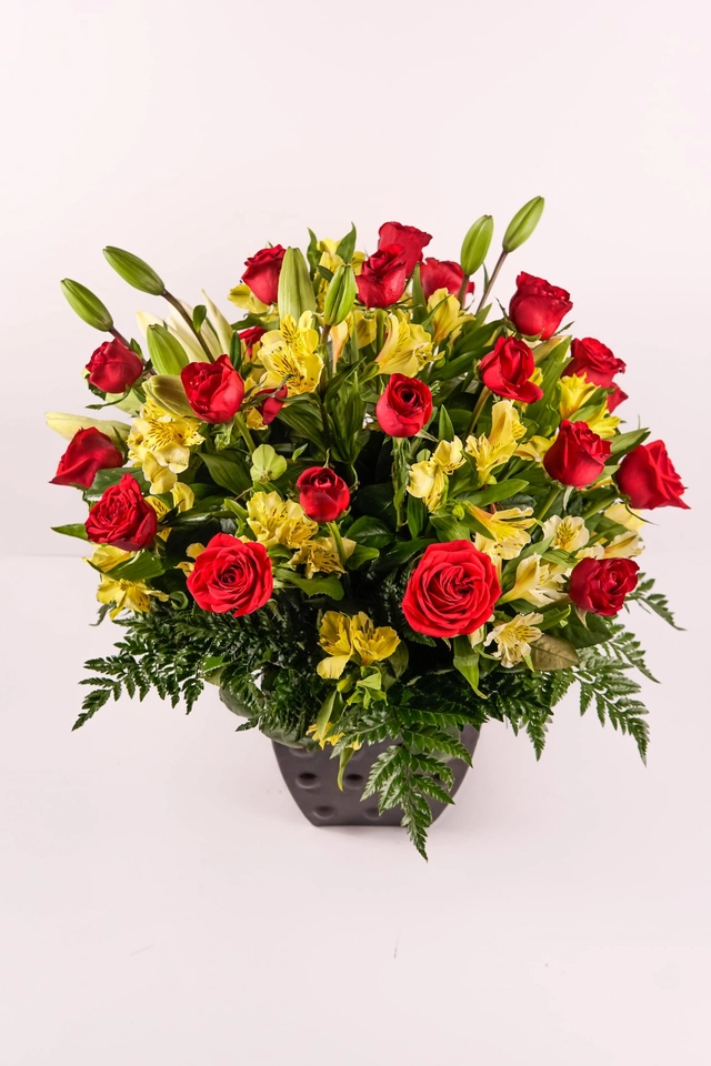 Combinación de 10 Lilium y 30 Rosas en Base de Barro