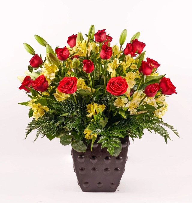 Combinación de 10 Lilium y 30 Rosas en Base de Barro