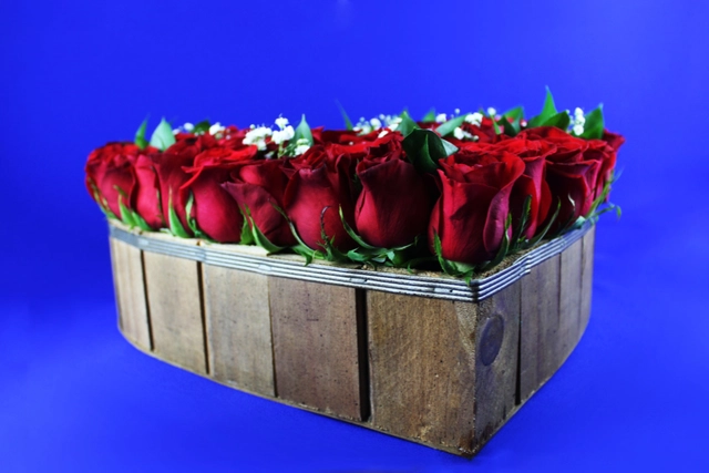 Corazón con 75 Rosas