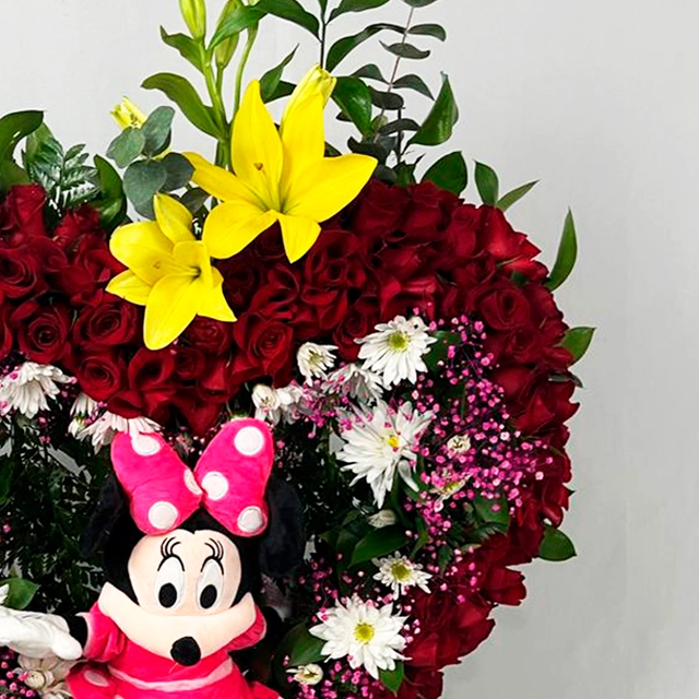 CORAZON DE ROSAS Y FIGURA DE MINNIE MOUSE