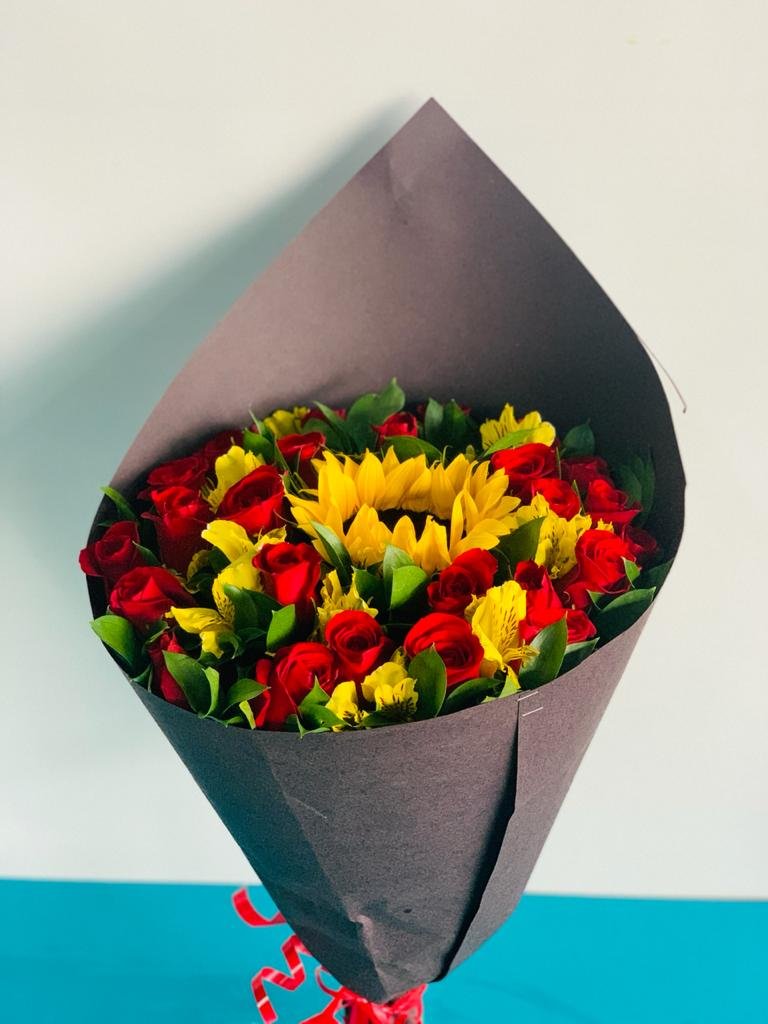 Ramo con Girasol Central y 24 Rosas