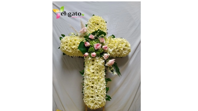 Arreglo Funerario en Forma de Cruz