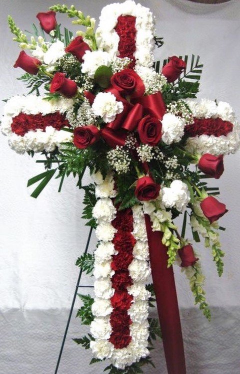 Arreglo Funerario en Forma de Cruz con Perritos Blancos