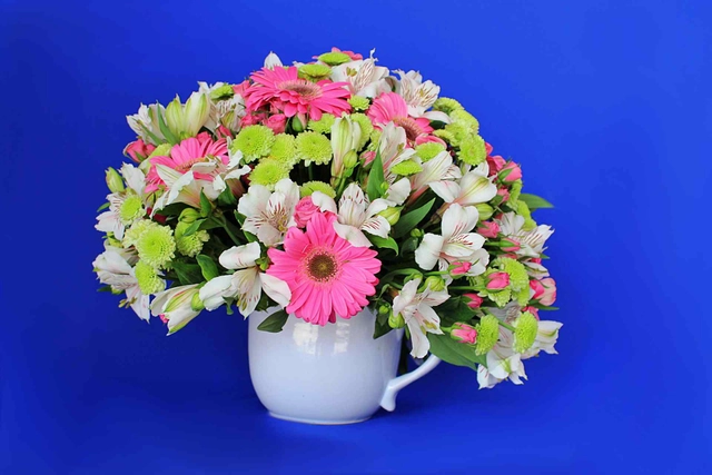 Gerberas en Taza grande de Cerámica