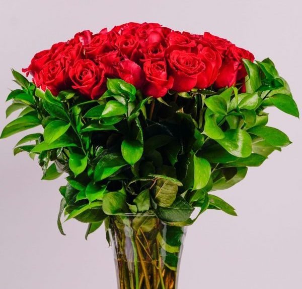 100 Rosas Rojas en Jarrón